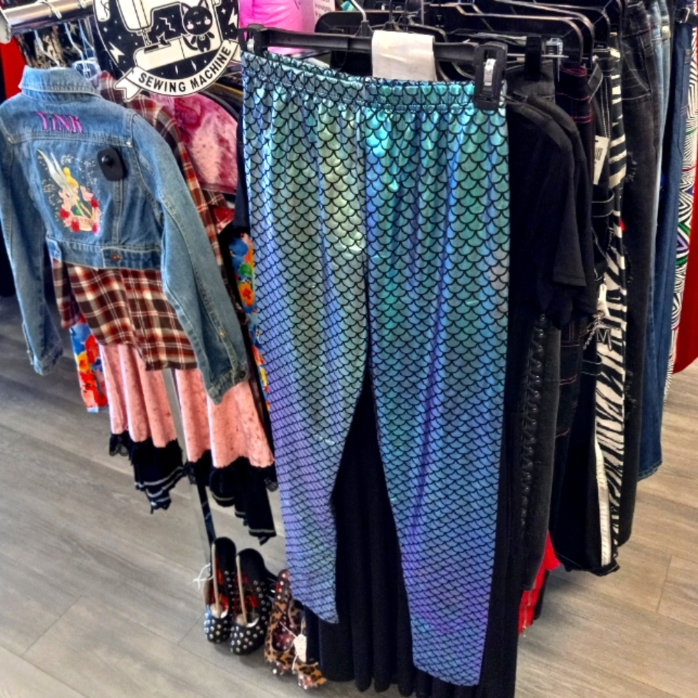 Mermaidcore dragon scale holographic NWT stretchy leggings! Gorg!